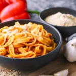 Vegane Paprika-Pasta mit Knoblauch