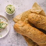 Vollkorn-Baguette mit Sesam und Kräuterbutter