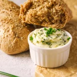 Foodfoto Vollkorn-Baguett mit Bärlauchbutter