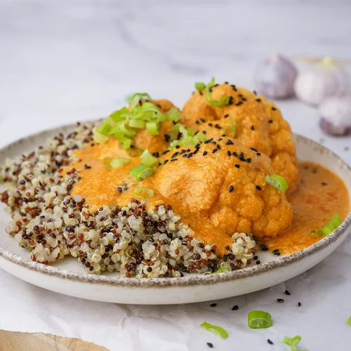 Veganes Blumenkohlkorma mit Quinoa