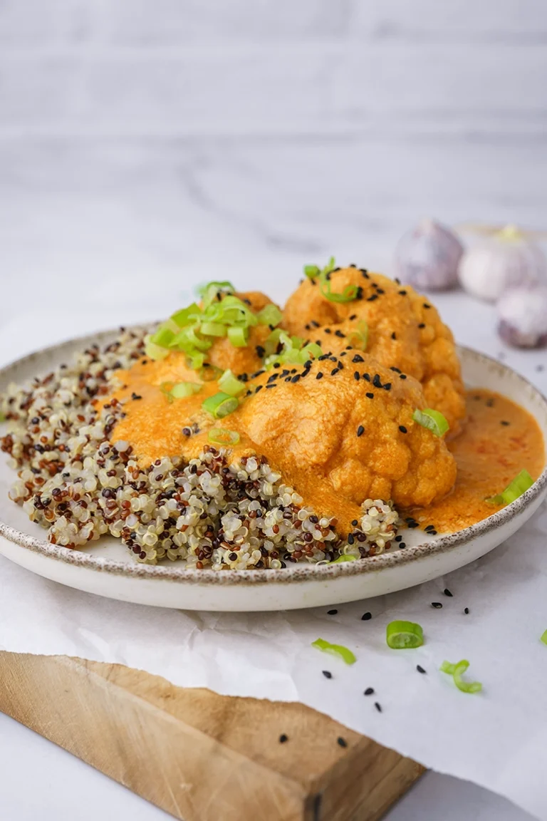 Veganes Blumenkohlkorma mit Quinoa