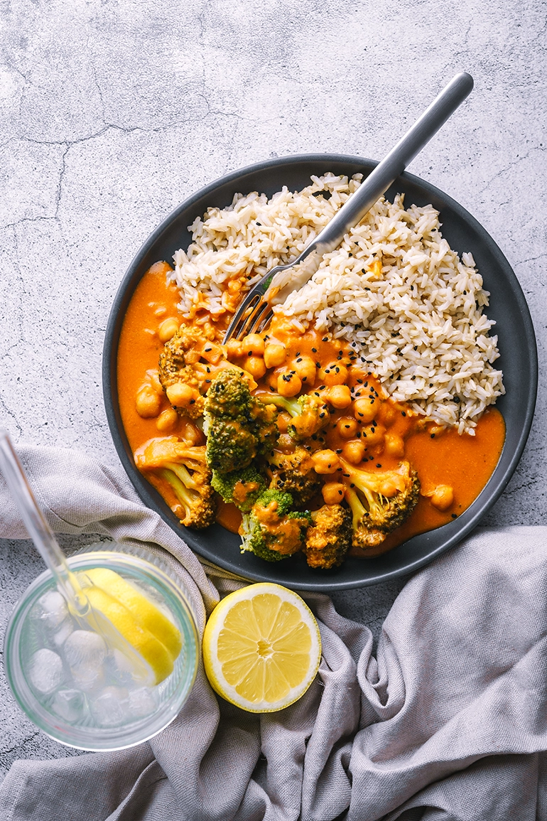 Veganes Kichererbsencurry mit Brokkoli und Reis