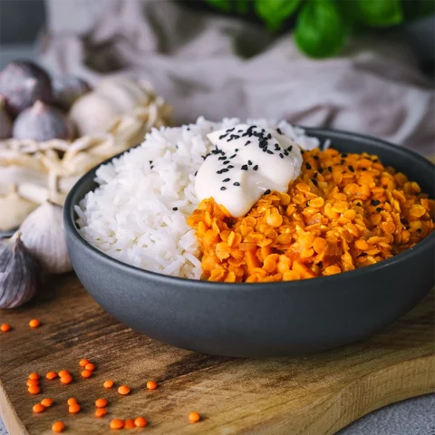 Linsen Dal mit Reis und Joghurtdip