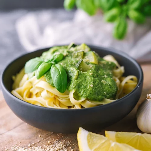 Vegane Pasta mit Zucchini-Soße und Spinat