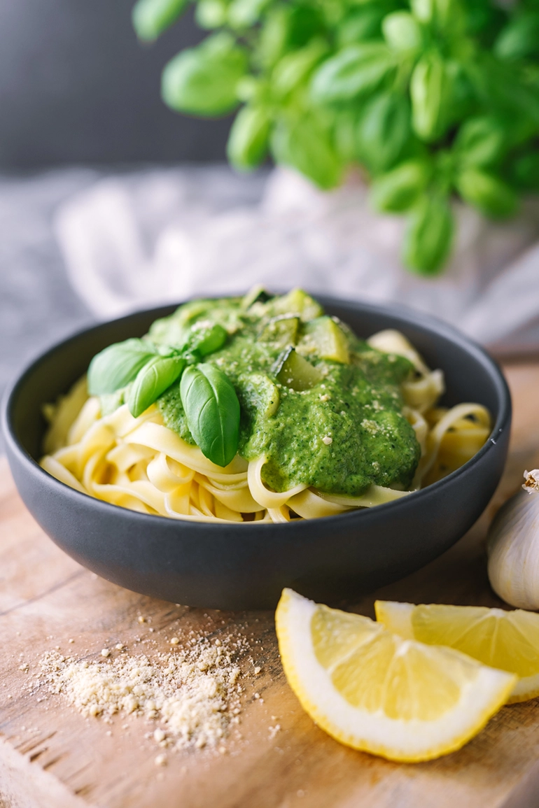 Vegane Pasta mit Zucchini-Soße und Spinat