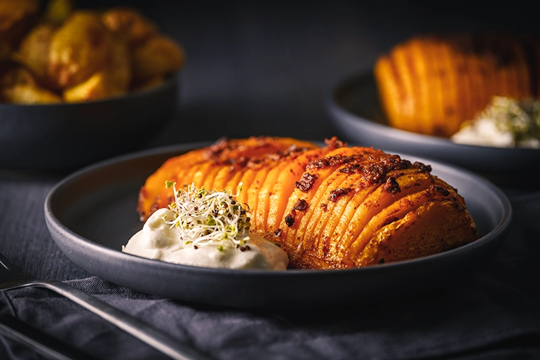 Die 11 besten veganen Kürbisrezepte für den Herbst 2 Hasselback Butternut mit Dip und Sprossen - die besten veganen Kürbisrezepte