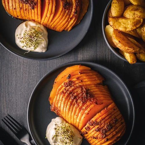 Hasselback Butternut Kürbis mit gebackenen Kartoffeln