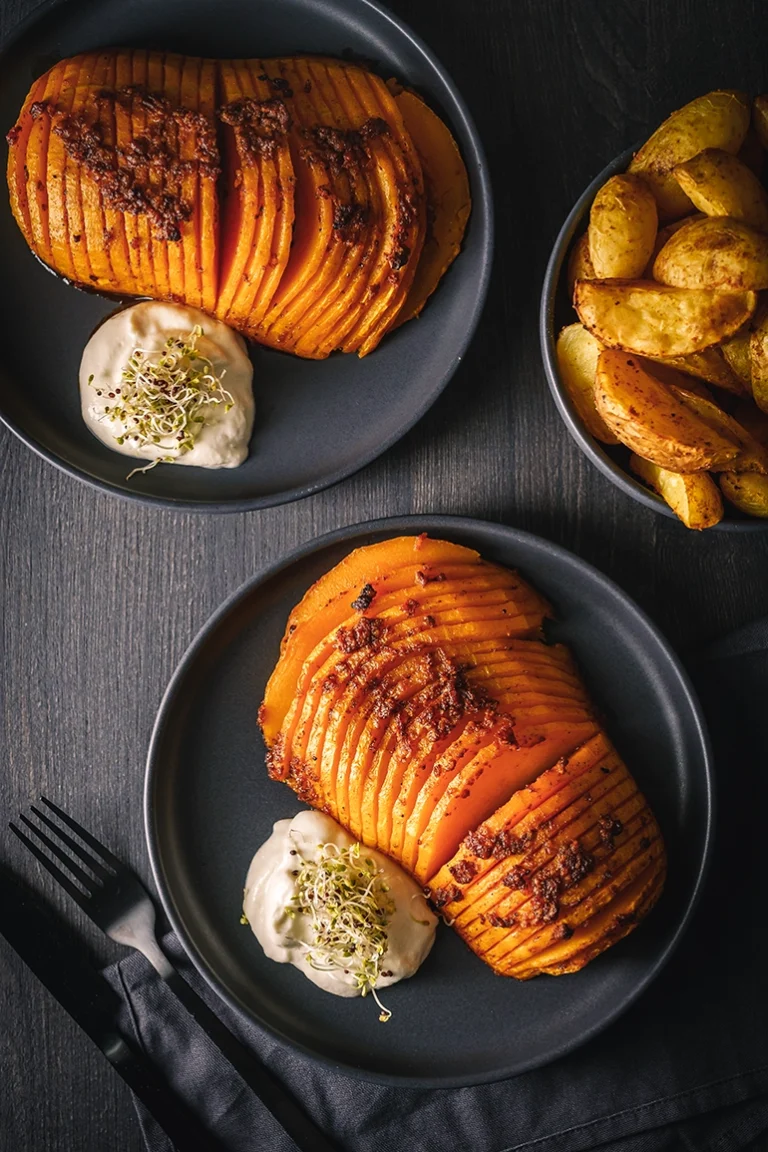 Hasselback Butternut Kürbis mit gebackenen Kartoffeln