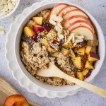 Apfel-Zimt-Porridge mit Mandeln und Pflaumen