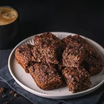 Frühstückskuchen Schoko mit Tasse Kaffee