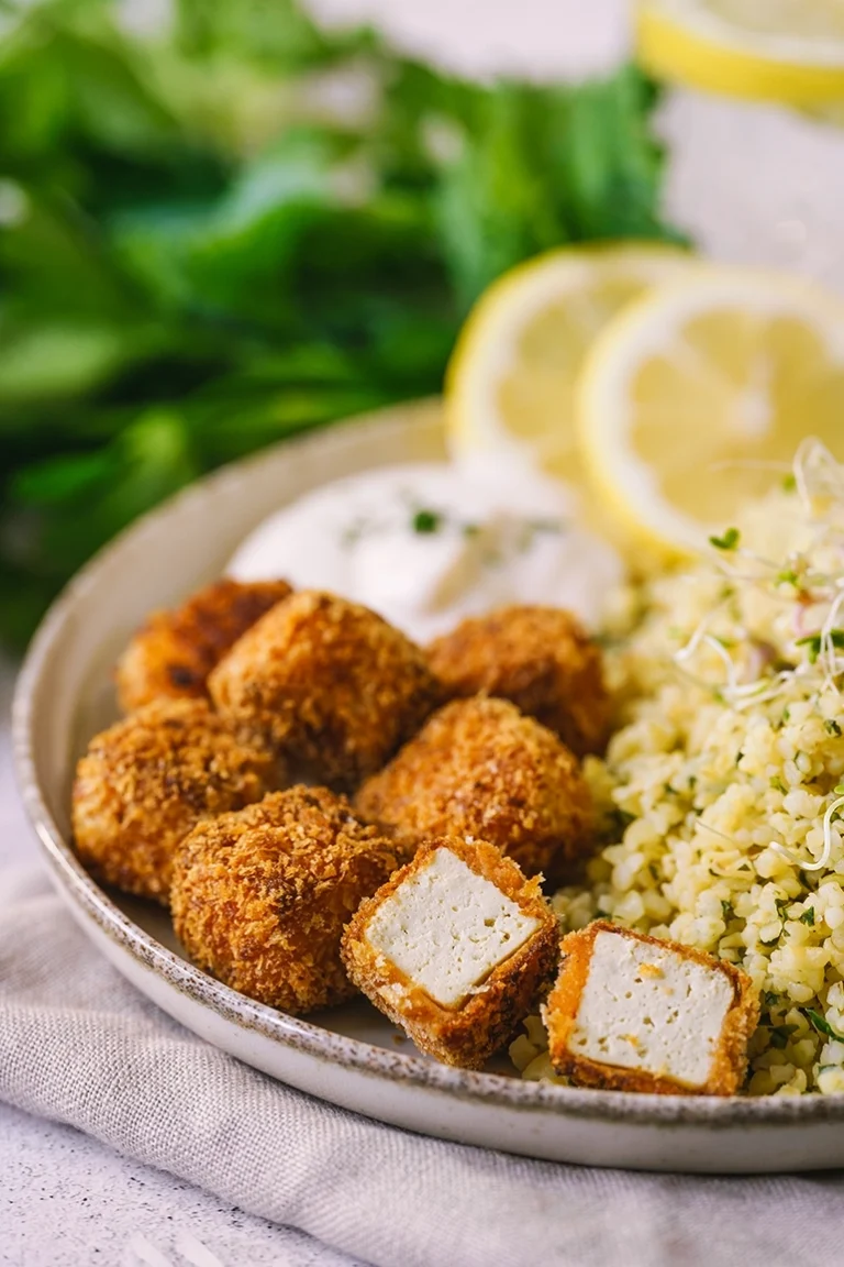 Zitronenbulgur mit Knuspertofu aufgeschnitten