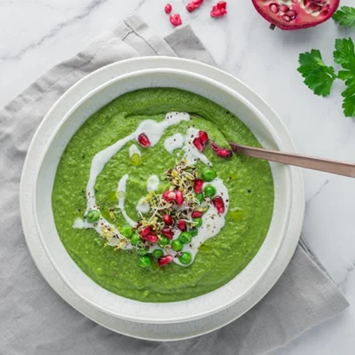 Foodfoto Schnelle Erbsensuppe mit Granatapfelkernen
