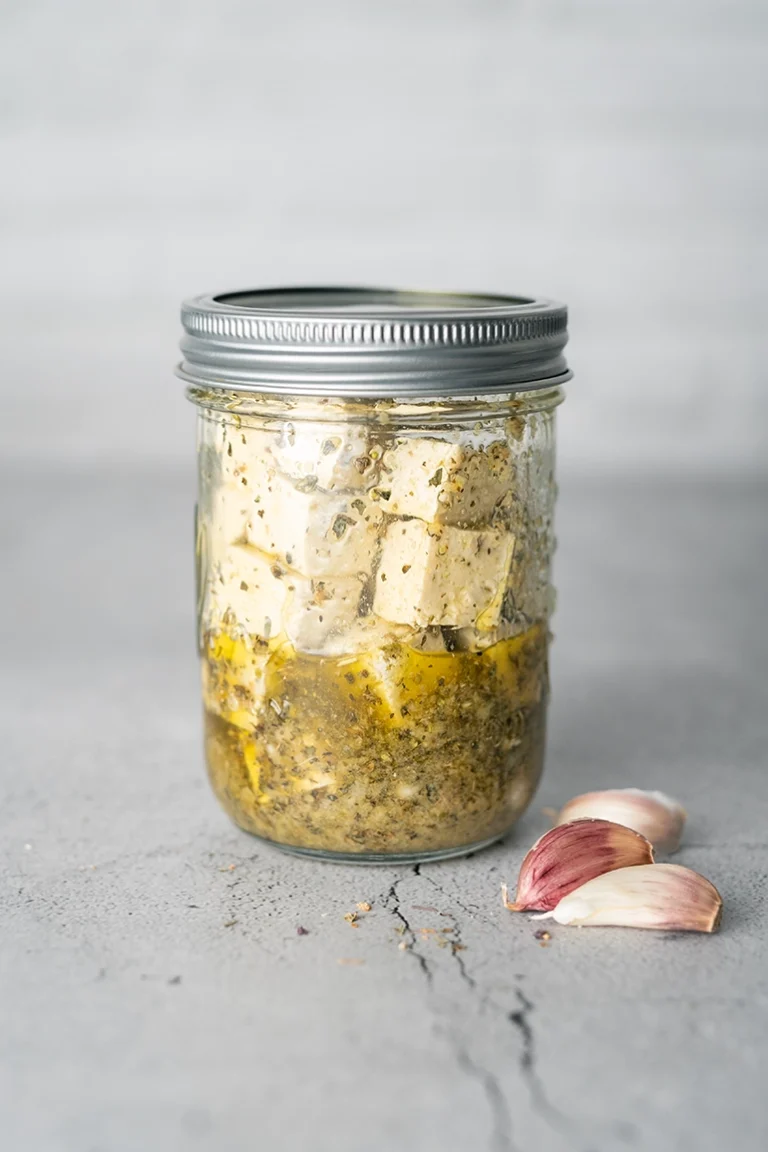 veganer Feta im Glas mit Knoblauch