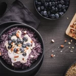 Porridge mit Heidelbeeren und Mandeln