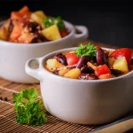 veganer Bauerntopf mit Kidneybohnen und Kartoffeln