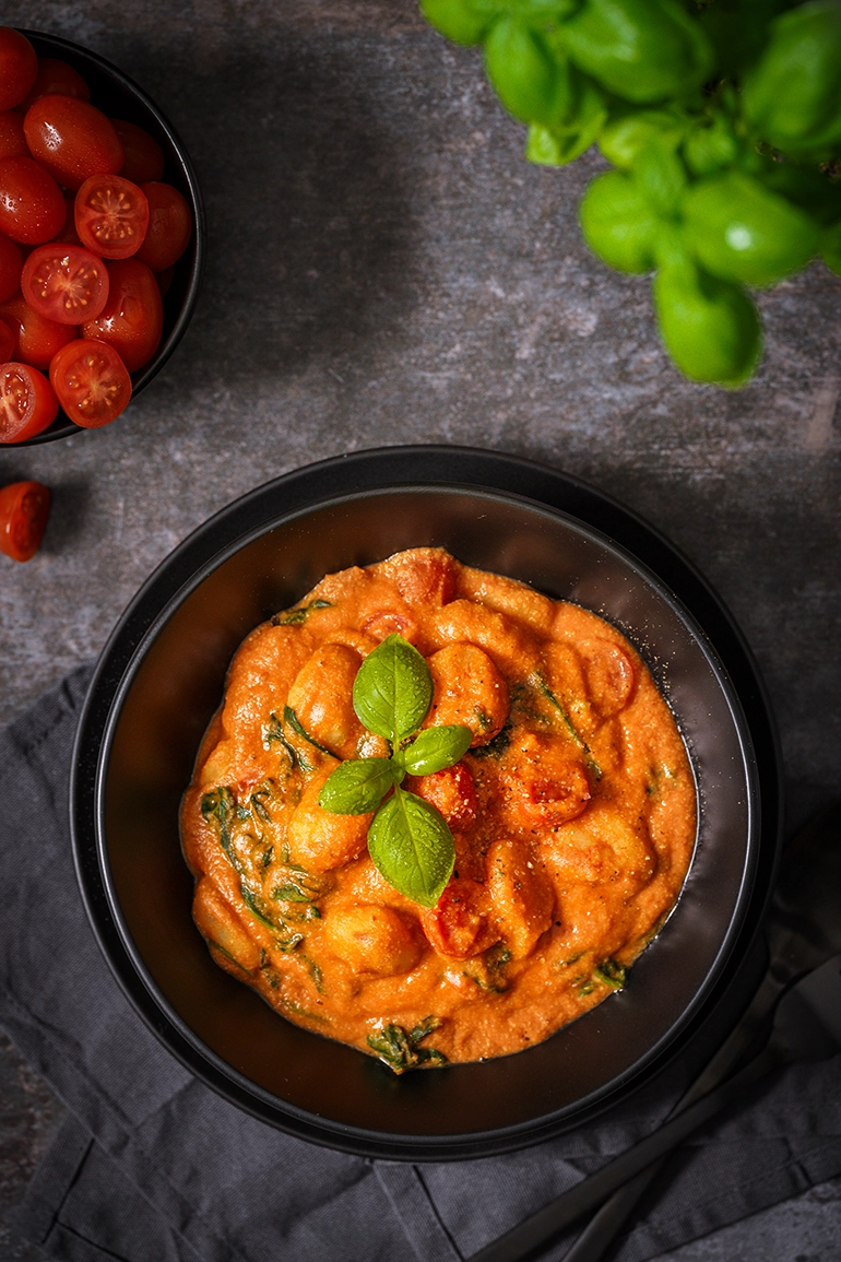 Vegane Gnocchi-Pfanne mit Tomaten und Basilikum