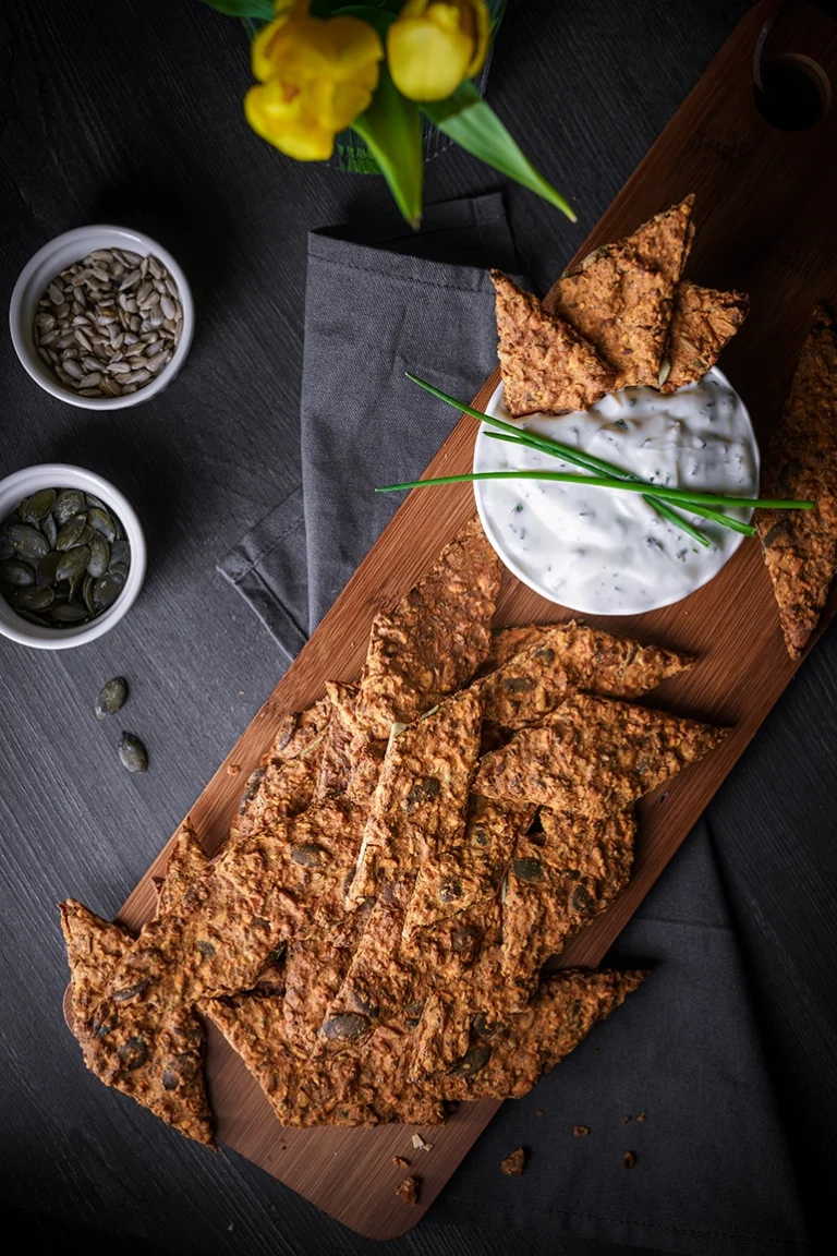 Foodfoto Vegane Pizza-Cracker mit Dip