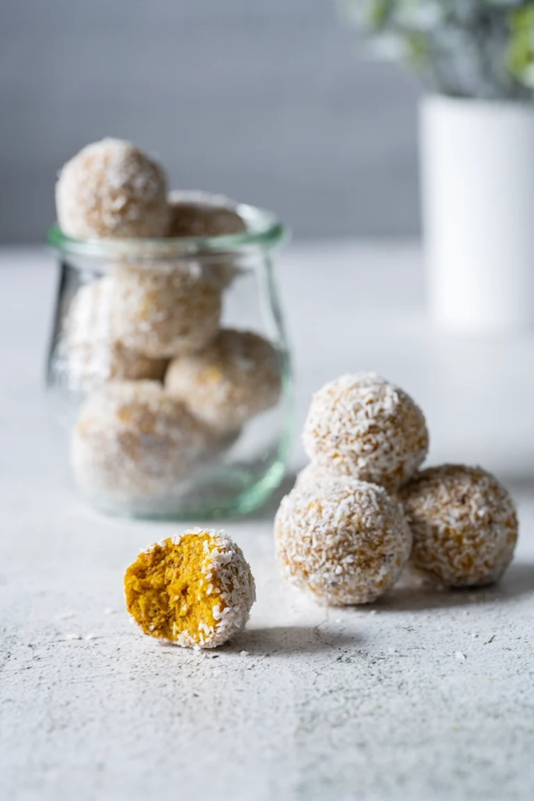 Carrot-Cake-Balls angebissen