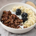 zuckerfreies Schoko-Granola auf Joghurt