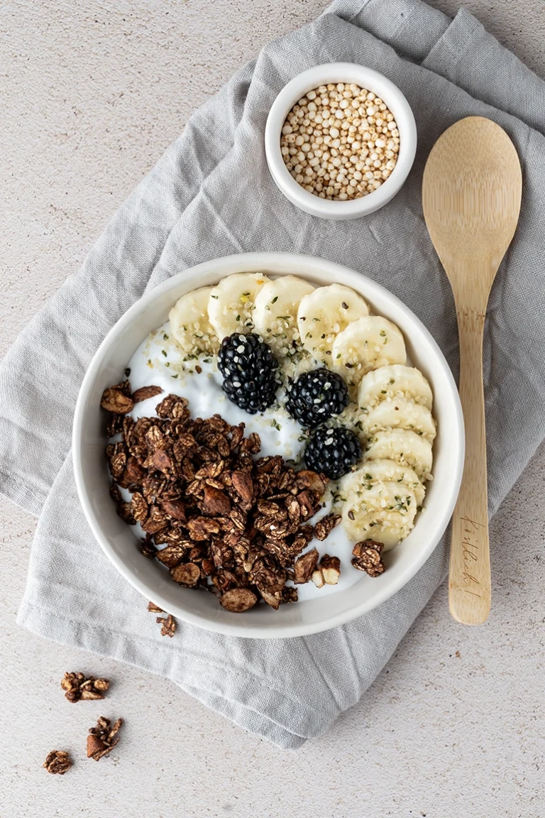 zuckerfreies Schoko-Granola mit gepufftem Quinoa