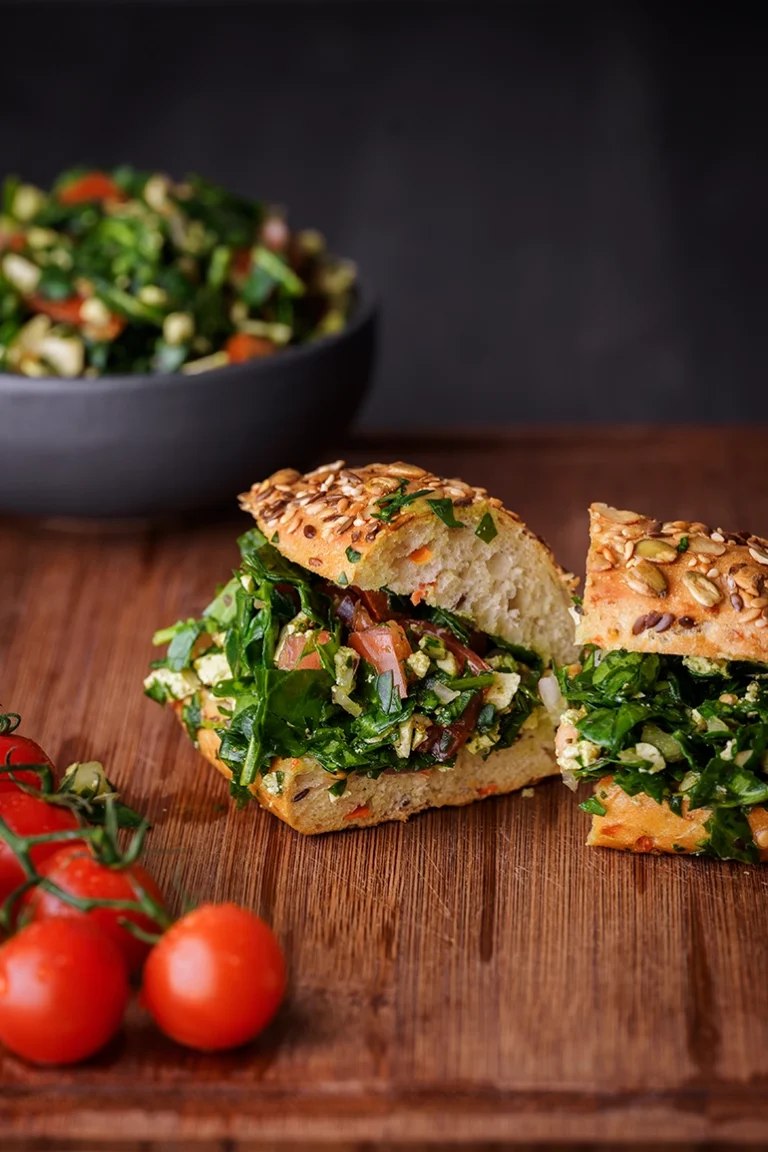 Chopped Sandwich mit Spinat und Tomaten