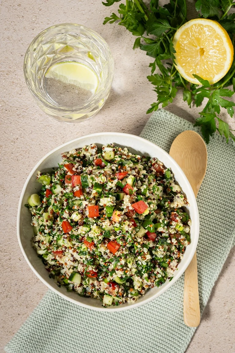 Bunter veganer Quinoa-Salat in einer weißen Schüssel