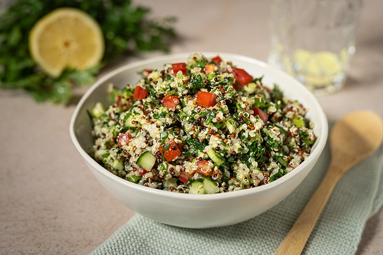 Quinoa-Salat in  einer Schüssel angerichtet