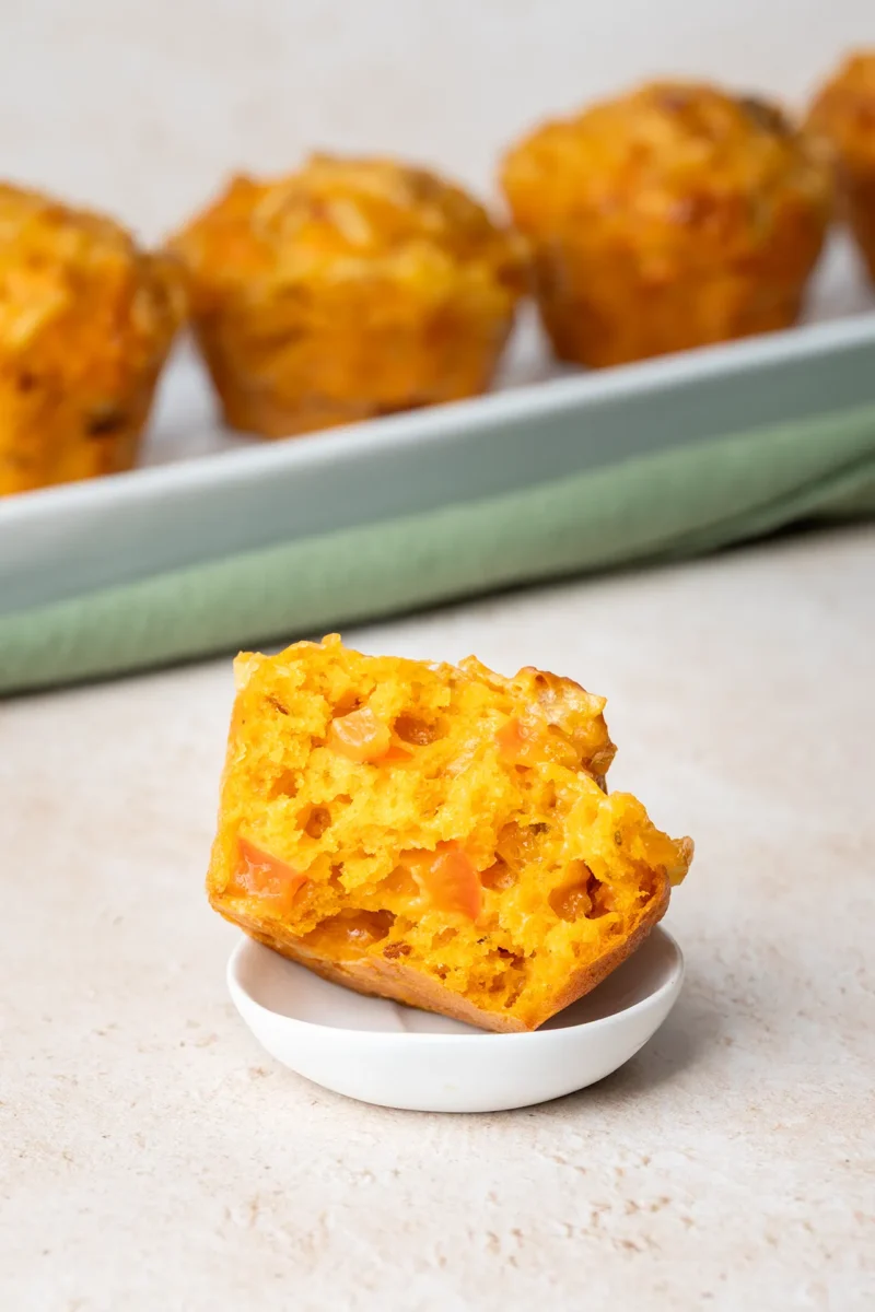 Vegane Pizza-Muffins – einfaches Rezept für Buffet, Picknick und Party 2 vegane Pizza-Muffins, vorne ein halber Muffin