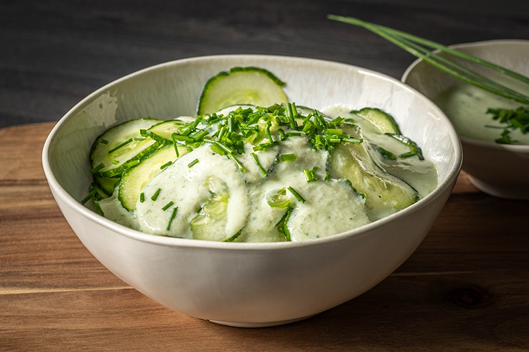 einfacher Gurkensalat mit frischem Schnittlauch