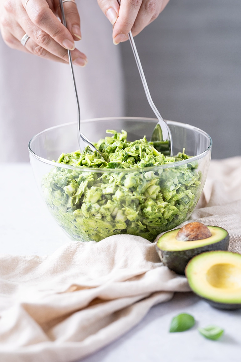 Green Goddess Salat in einer Glasschlüssel beim Servieren