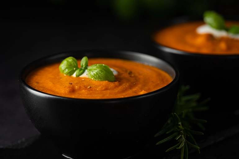 leckere Tomatensuppe mit Knoblauch