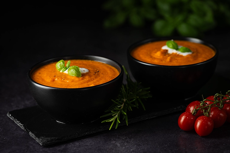 Zwei Schalen leckere Tomatensuppe