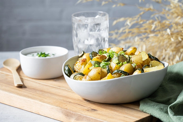 Zucchini Kartoffel Ofengericht mit Kräuterjoghurt