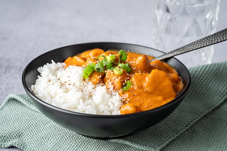 veganes Butter Chicken mit Tofu in schwarzer Schale