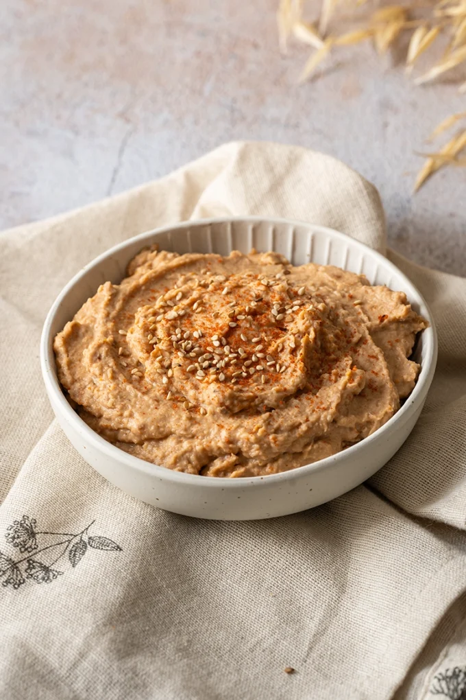 Pikanter Hummus mit weißen Bohnen