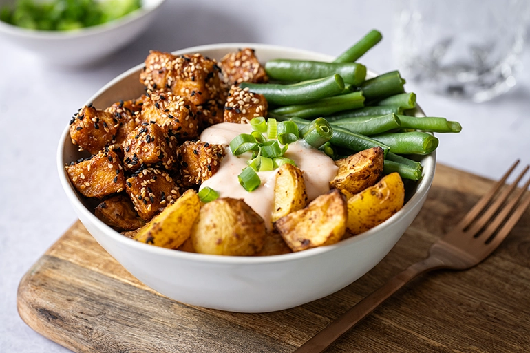 Sesam-Tofu-Würfel mit Kartoffeln und Bohnen