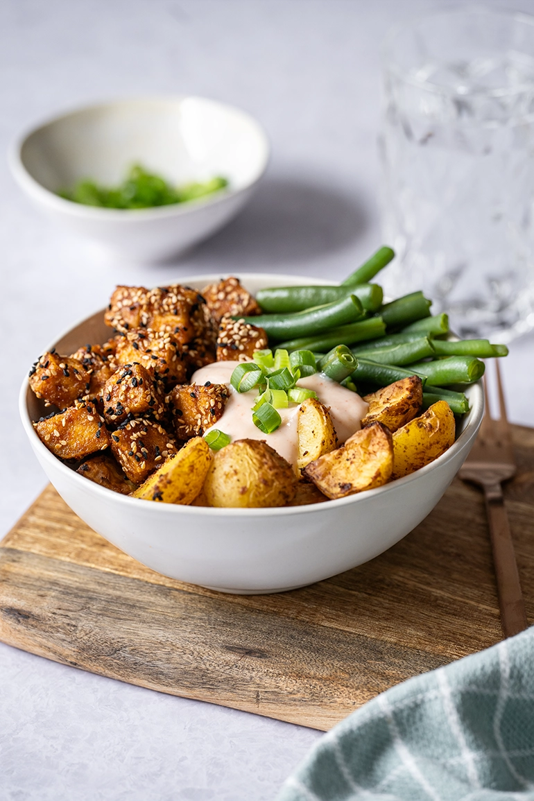 Sesam Tofu Würfel in einer Bowl mit Kartoffeln