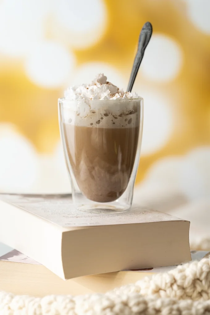 veganer Pumpkin Spice Latte auf einem Buch