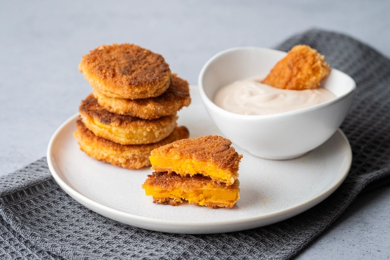 Butternut Schnitzel aufgeschnitten auf einem weißen Teller