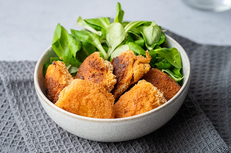 Butternut Schnitzel als Nuggets mit Salat