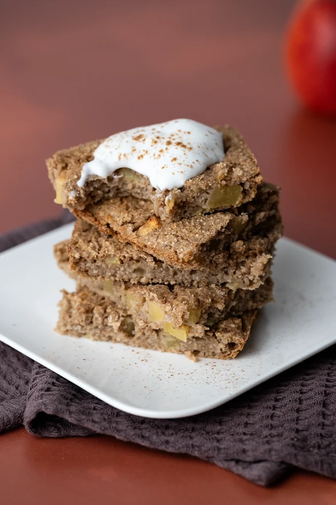 vegane Apfel-Zimt-Schnitten mit Joghurt