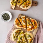 vegane Herbstpizza auf Brettern