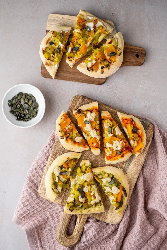 vegane Herbstpizza auf Brettern