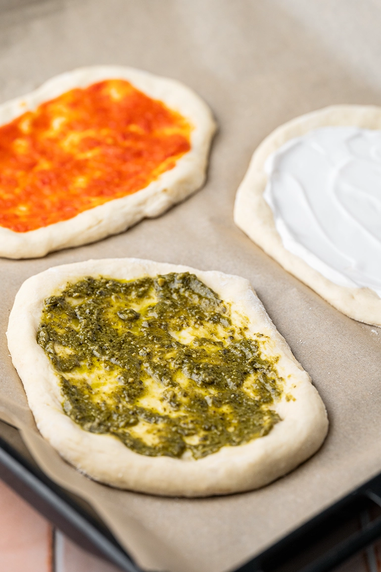 vegan_rezept_vegane-Herbstpizza_5 3 Pizzaböden mit 3 verschiedenen Soßen
