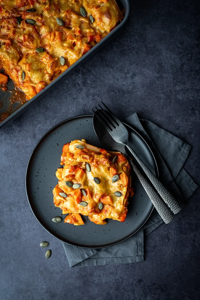 vegane Kürbislasagne auf einem schwarzem Teller