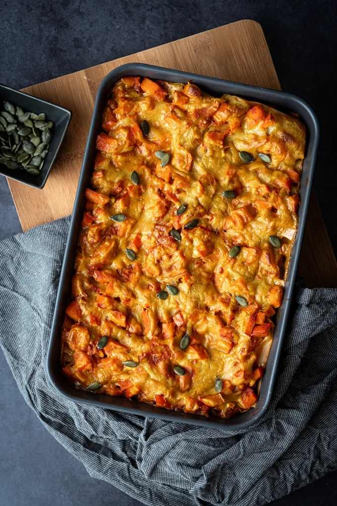 vegane Kürbis-Lasagne in einer schwarzen Form