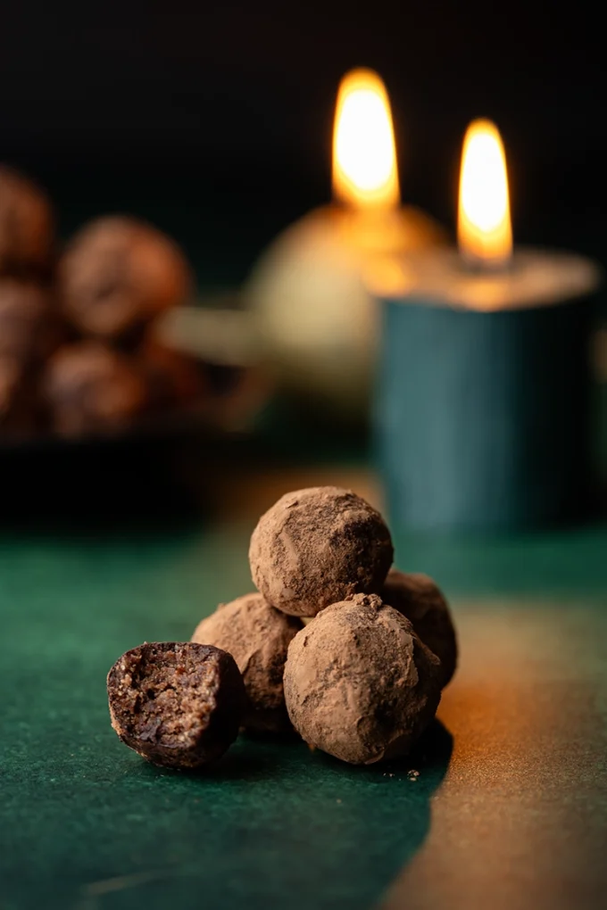 ein angebissener und drei ganze Lebkuchen Energyballs