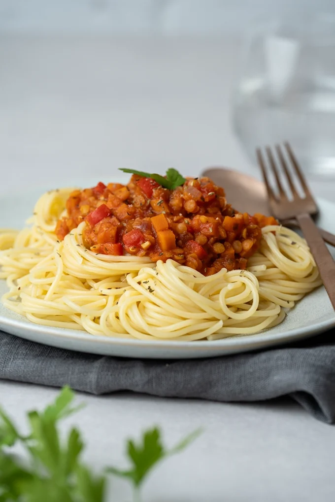 Vegane Linsen-Bolognes auf Weizenspaghetti