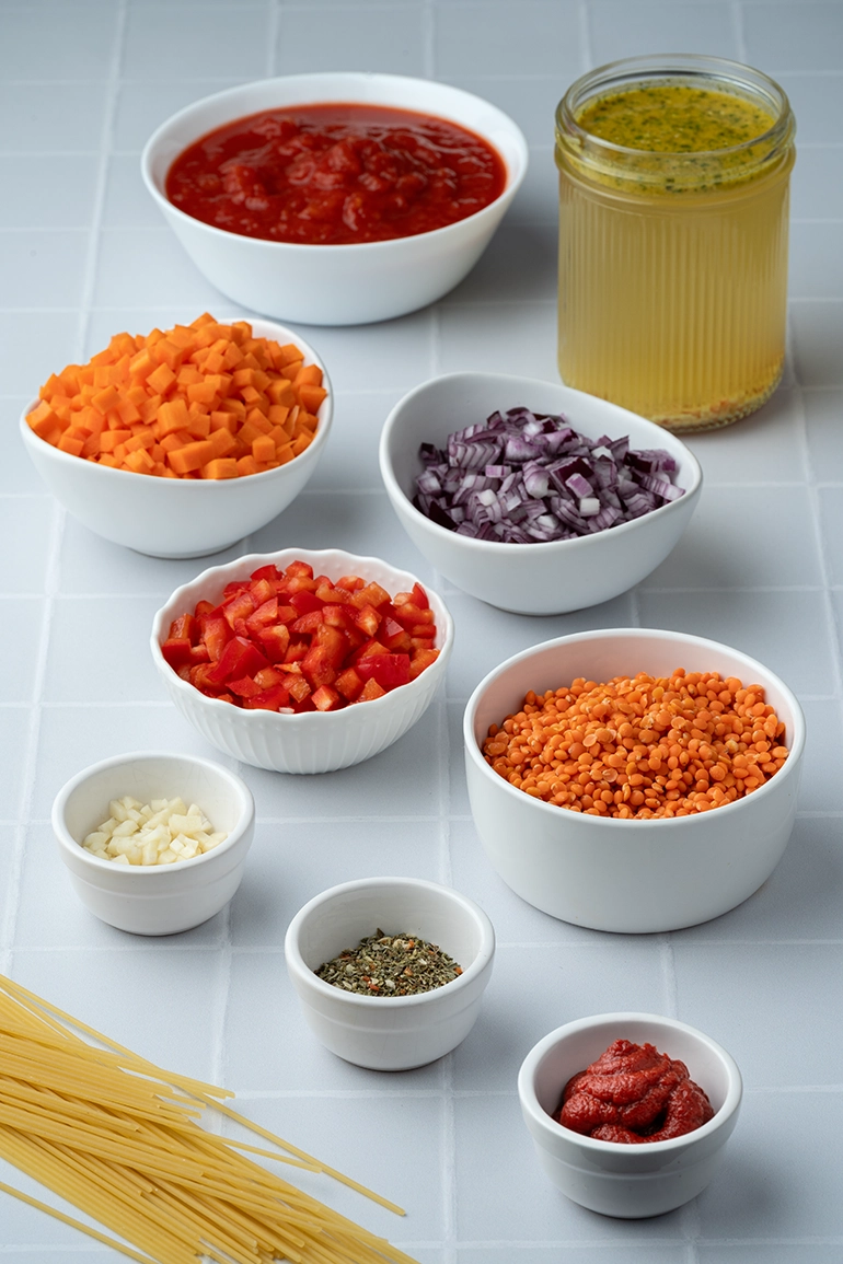 vegan_rezept_Linsen_Bolognese_Zutaten Alle Zutaten für die vegane Linsen-Bolognese in kleinen weißen Schüsseln