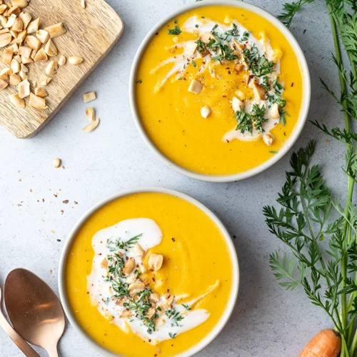 2 Schalen mit Möhrensuppe